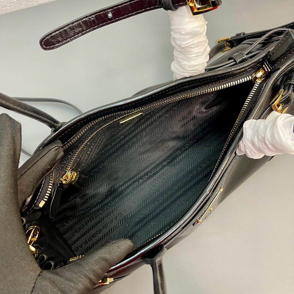 Prada Medium leather handbag(high-end grade)